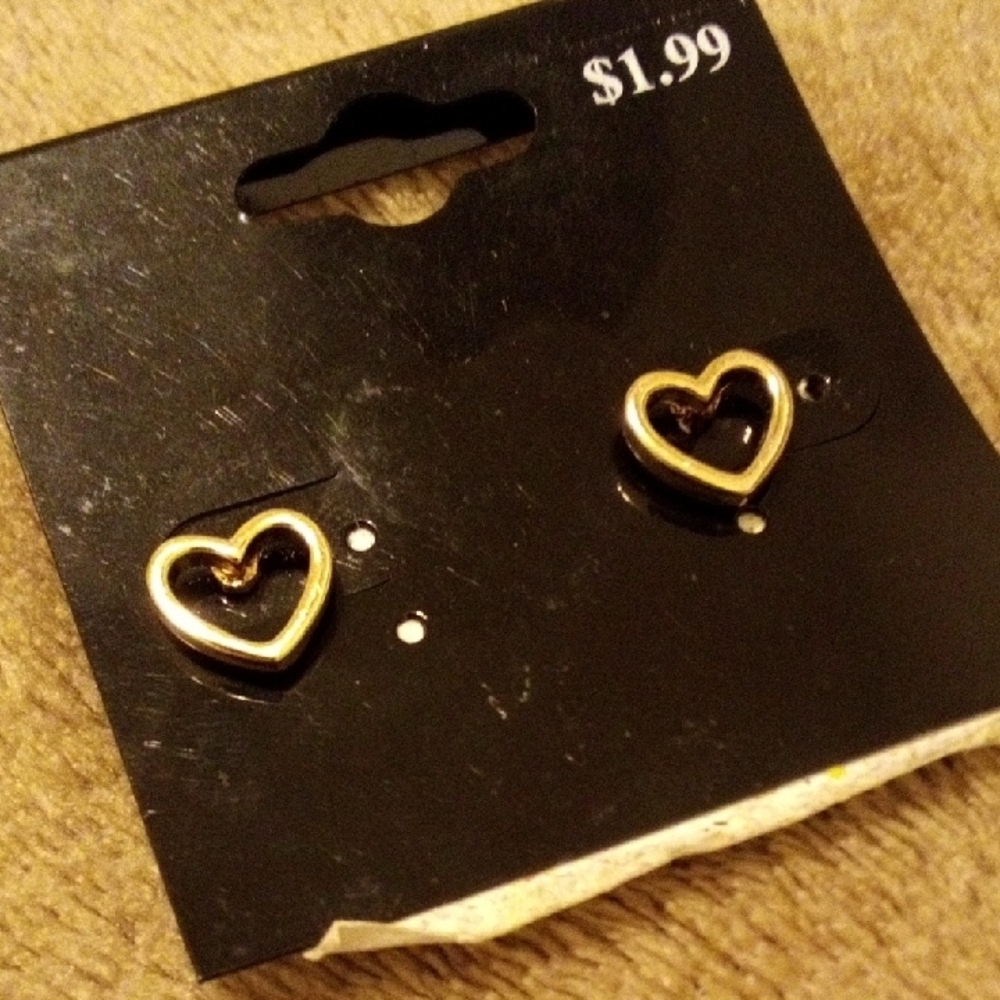 Chic Gold Heart Earrings - Picture 3 of 4